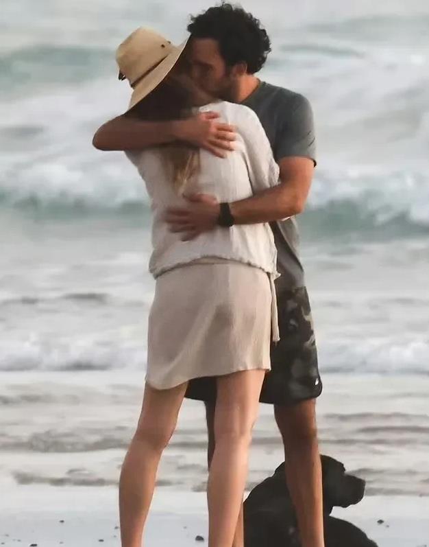 吉娘娘挺6个月孕肚打网球！光着肚皮素颜也美翻，被小9岁男友宠溺