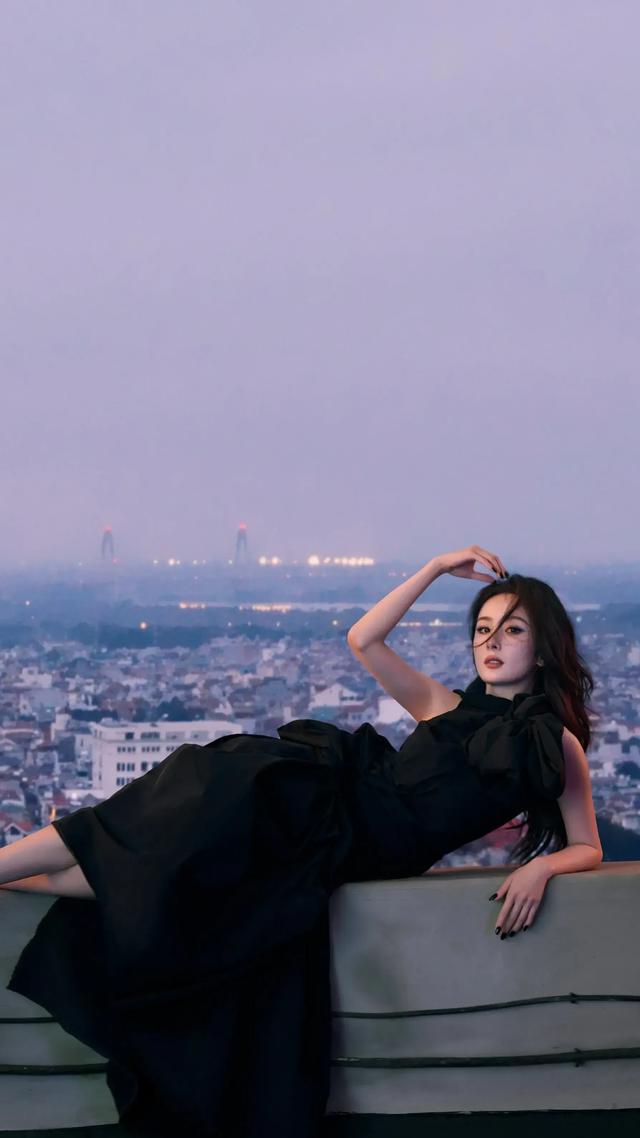 杨幂，18岁的迷人照片分享给大家一起欣赏呗！太罕见的女神已上线