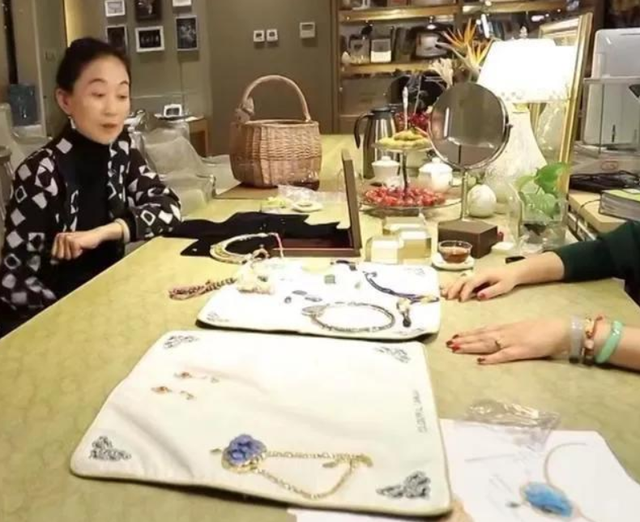 一生不婚未育，翡翠收藏大佬，“窒息恶妈”陈瑾的一生有多强悍！