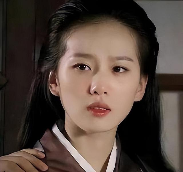 自古“塌鼻子”出美人!这5位女星个个惊艳,第4位曾靠鼻子美出圈