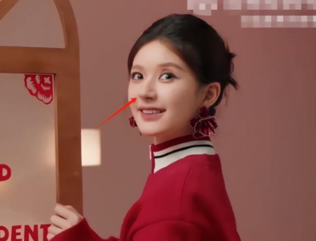 赵露思代言照又变脸了!笑容脸僵眼睛睁不开,网友呼吁别再医美了