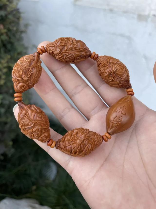 新手买橄榄核买什么题材好?