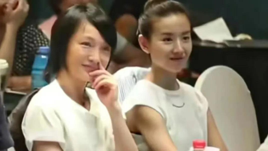 44岁董洁与49岁周迅同框，天然脸与医美脸区别一目了然