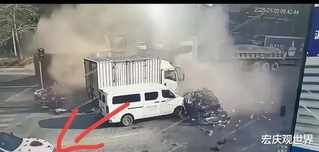 SUV闯红灯撞翻大货车，碎片四溅，疑似比亚迪元plus