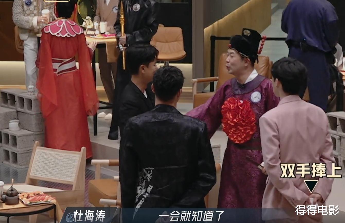 台下拒绝无用社交,台上开嗓炸翻全场,莽村之霸给内娱上了一课