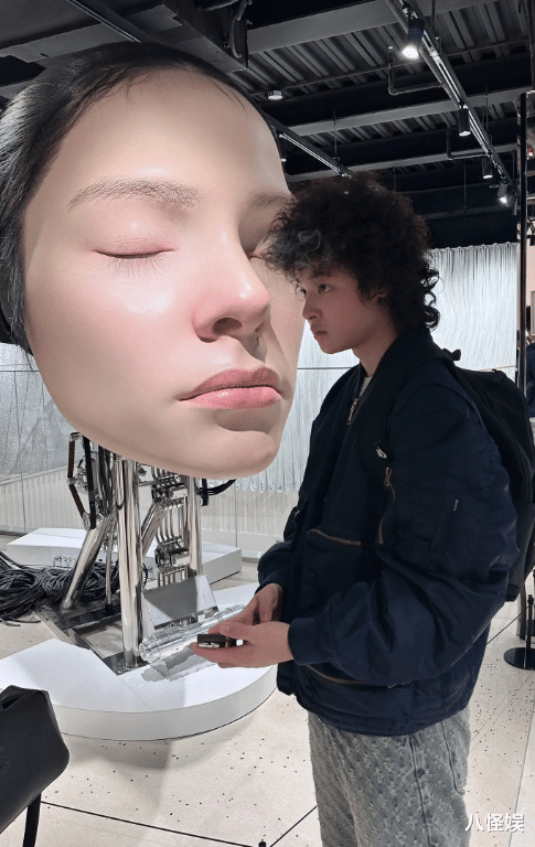 马景涛前妻带儿子逛潮牌店，母子似姐弟，15岁心心被发型封印颜值