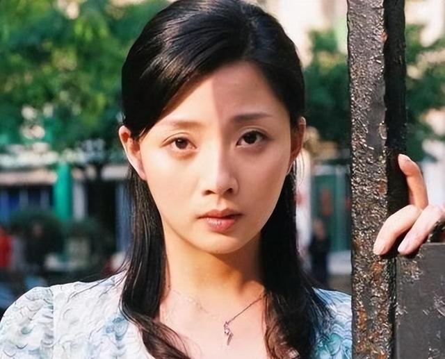 她是演员中的女富豪,多辆豪车轮流开,如今44岁却活得像20岁