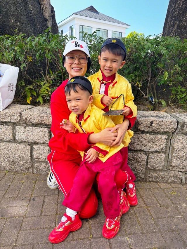 胡杏儿晒全家福迎新年,三个儿子穿唐装超帅,一家五口全是高颜值