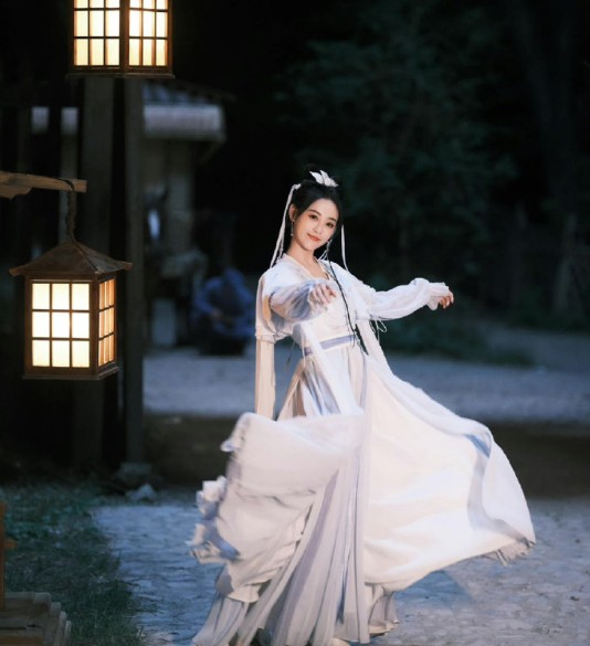 同样是穿书,将虞书欣和祝绪丹的剧放在一起,两者的差距不言而喻