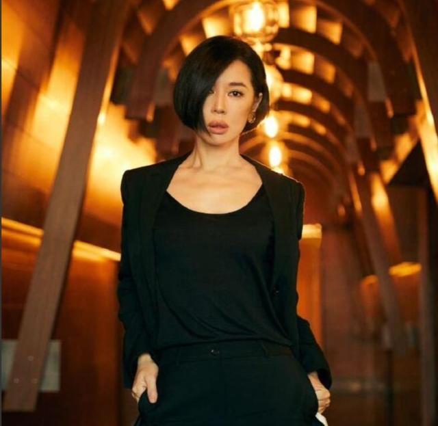 48岁余男突然结婚，曾和张雨绮前夫纠缠10年，丈夫身份至今是谜