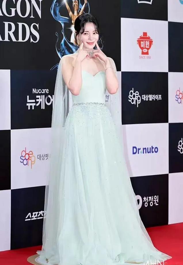 众星云集青龙奖之夜,汤唯夫妇十指紧扣压轴登场,大气松弛很惊艳