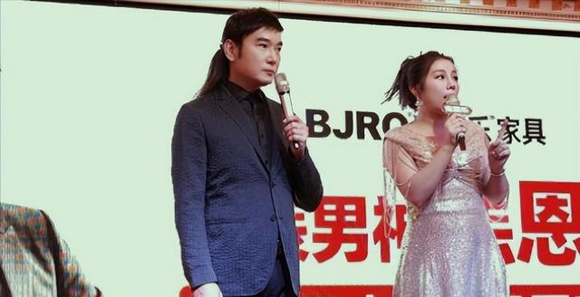 57岁焦恩俊地中海戴假发,走穴赚钱养俩女儿,身材倒是依旧能打