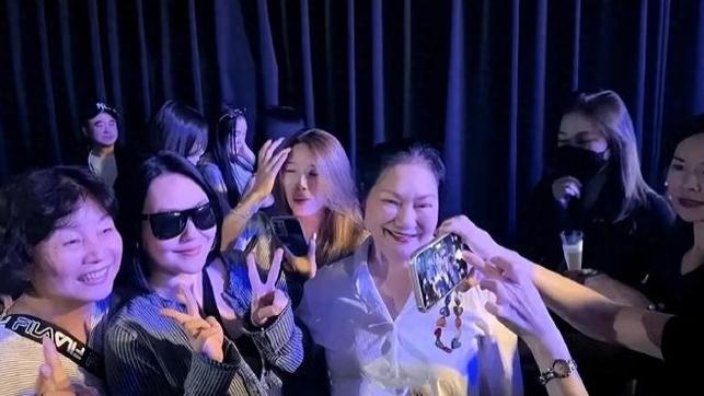 大S全家参加具俊晔DJ秀，小S跳大跳热舞，许雅钧穿瘦身衣超级快乐