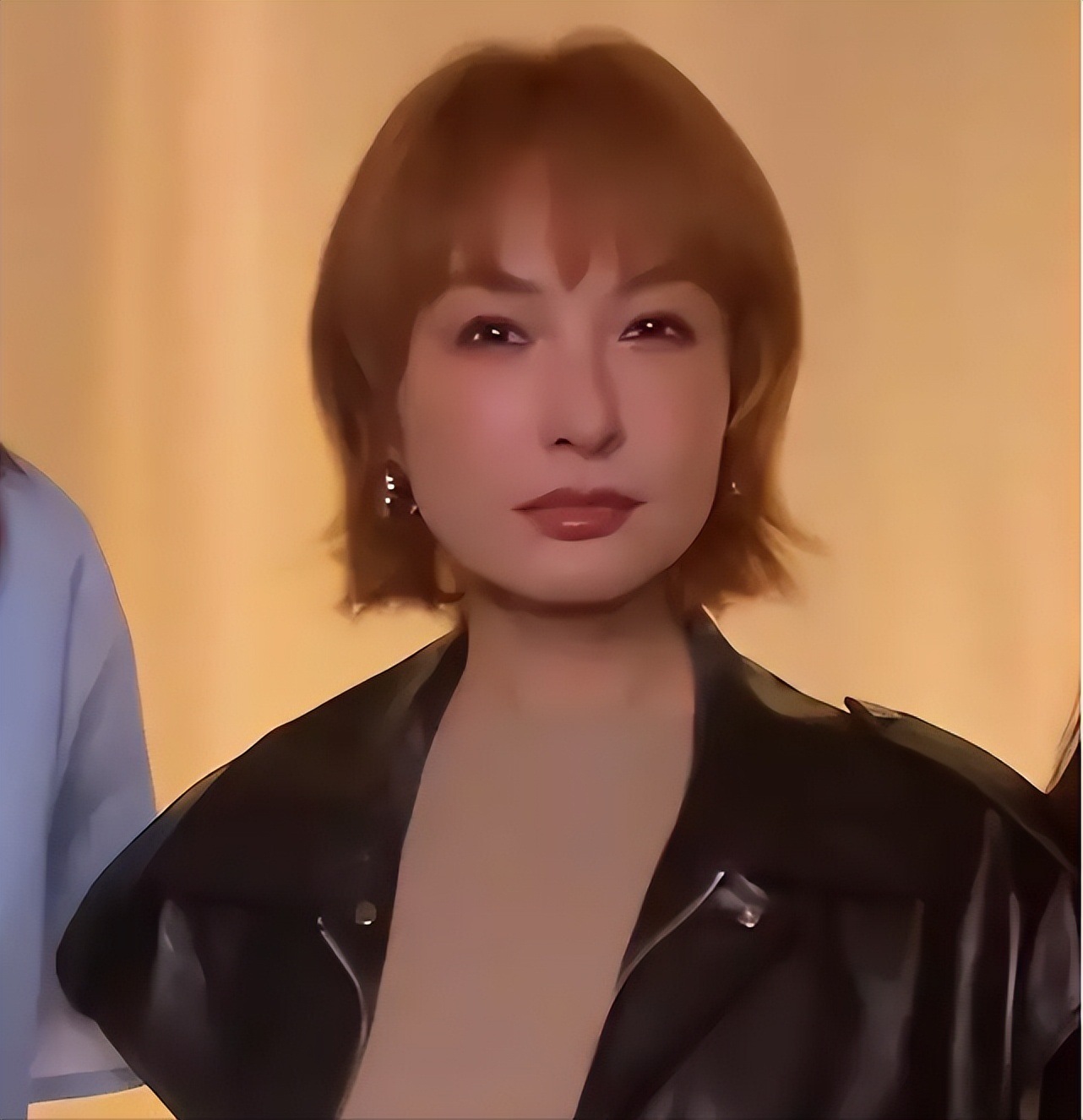 41岁吴昕露面米兰大变样？金色短发配皮衣，脸却肿成“三角眼”