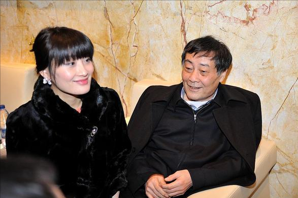 宗庆后追悼会42岁独女现身，一身黑衣容颜憔悴，发言时失声痛哭