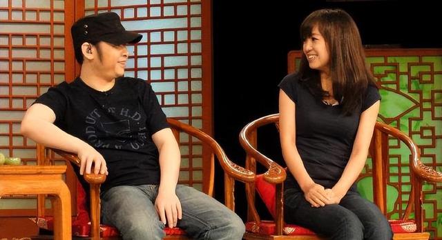 这次演唱会双膝跪谢的云朵，暴露真实人品，张艺谋的话有人信了