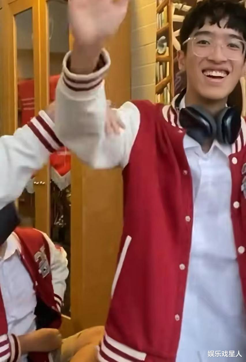 李克勤儿子喜获大学录取,外貌成热议焦点,网友直言“丑”!