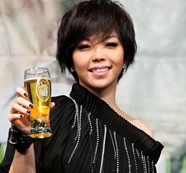 外表是仙女,私下里却是“老酒鬼”的12位女明星,蔡依林出人意料