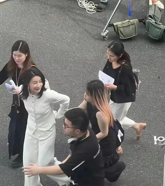 霍中曦家庭地位低，出行背大背包，霍中妍轻松，霍启刚手插裤袋