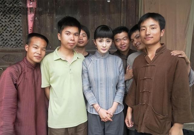 幻想一夜成名!横店群演校花泛滥成灾,一天片酬70块蹲地吃盒饭