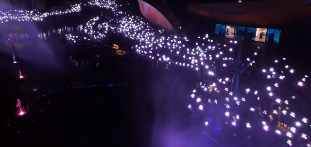 香港顶流姜涛25岁庆生“占领铜锣湾”,人山人海,排场远超刘德华