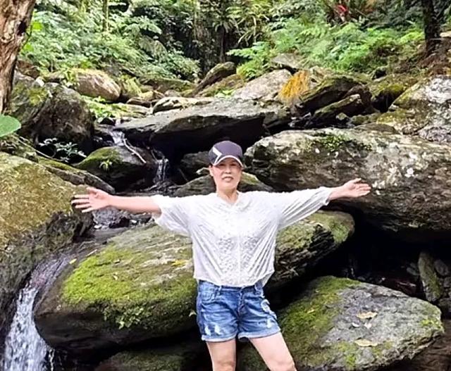 小杨阿姨给琳琳泡豌豆泥泥面 网友却发现 玥儿和小杨阿姨穿同款衣服