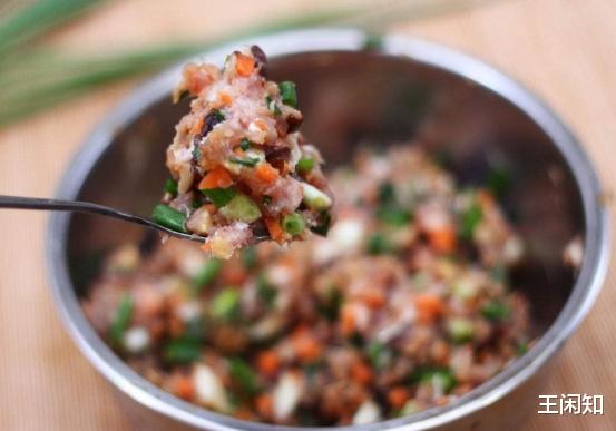 调饺子馅时，牢记“盐水油”口诀，饺子出锅喷香多汁，不腥不柴