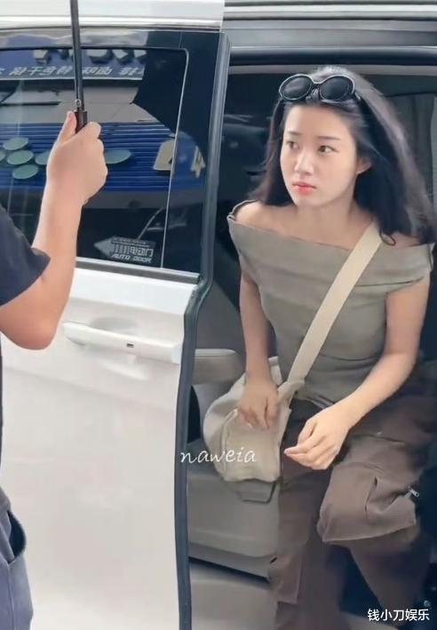 卢昱晓被指邋遢,拉链不拉吊牌不摘耳屎不挖,长相也被嘲