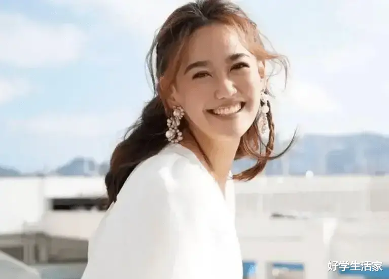 广州演员陈坚雄去世两年,妻子黄敏做网红养家,网友纷纷劝她再婚