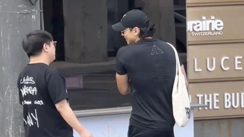 42岁Rain开劳斯莱斯被偶遇，一身腱子肉太抢镜，网友：太节俭了