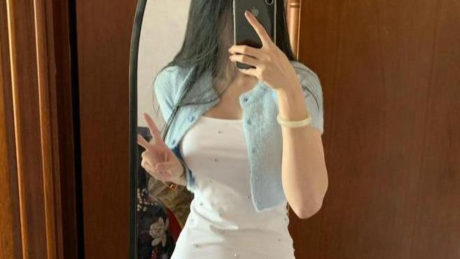 湖南23岁女子弃医转保安，工作悠闲还能看剧玩游戏，网友吵翻了！