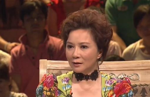 原来他就是蔡明儿子，年近四十未婚未育，是蔡明的骄傲更是心病