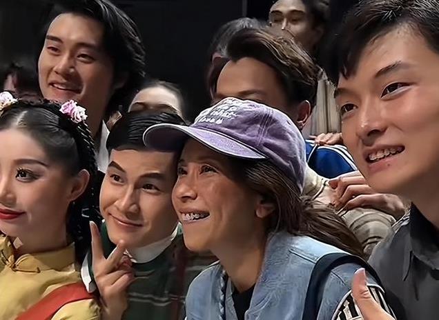 54岁莫文蔚近照被吐槽,龅牙吸睛,满脸沟壑,眼角皱纹藏不住