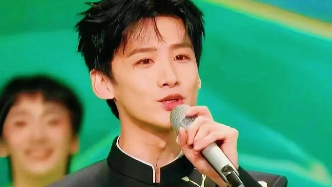 来看看“央视六公主”是怎样评价白敬亭走位风波的：两部电影给出答案！