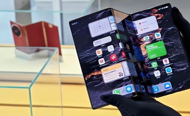 黄牛懵了!华为三折叠手机价格崩盘,72小时从加价近十万降至四千