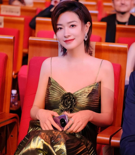 婚姻爆雷、染绿发尾？万茜与老公近况曝光，四个月前疑问该收场了