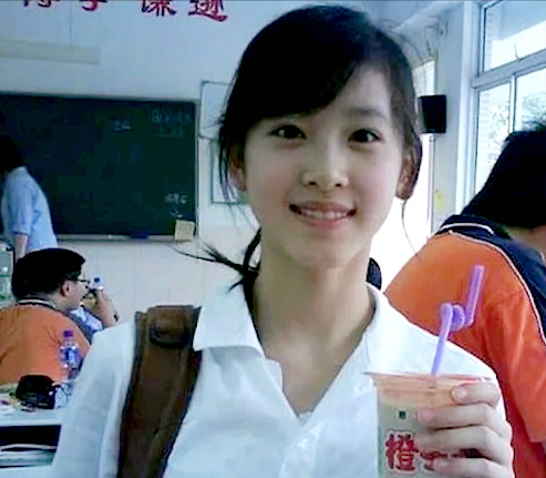 章泽天盛装出席校友会,胸针却引发猜疑,她比刘强东还要“精明”