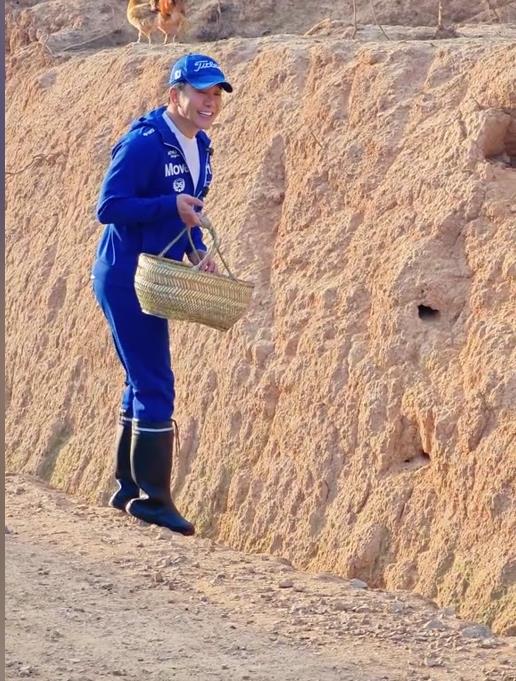 55岁毛宁现状曝光，脸部僵硬大变样，在安徽乡下助农，至今未婚