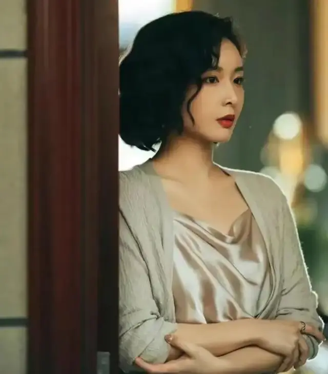 狂飙里她是大嫂，独挡一方，现实中，一手推车一手提包方显女强人