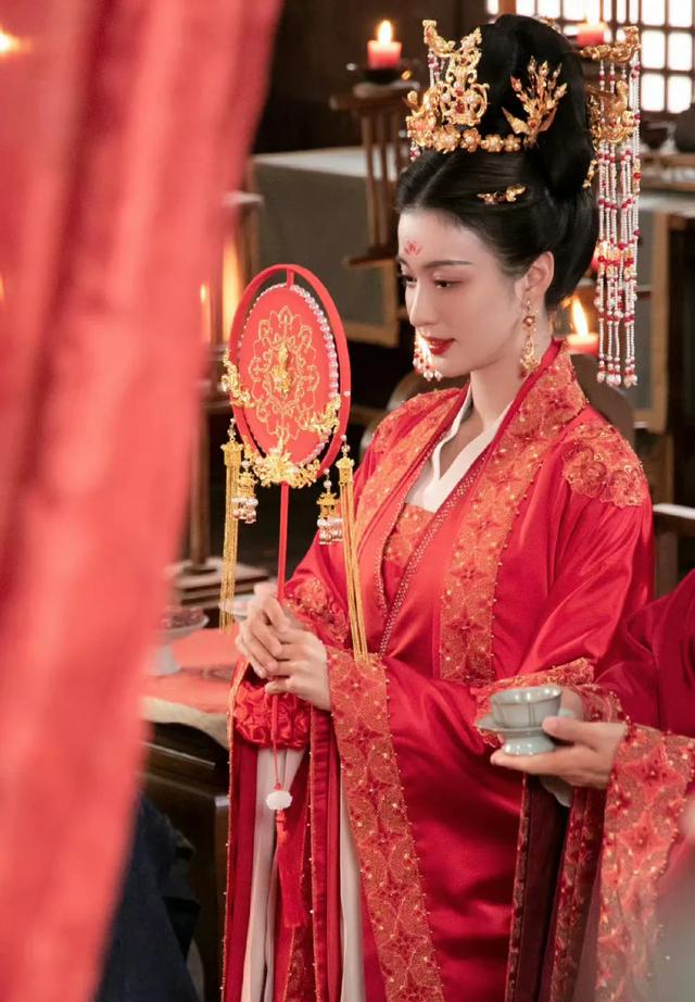 王楚然凤冠霞帔妆造 雍容华贵 很适合她