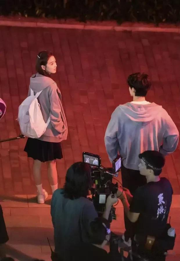 白敬亭章若楠《难哄》路透曝光,校园风穿搭甜度爆表,期待正片!