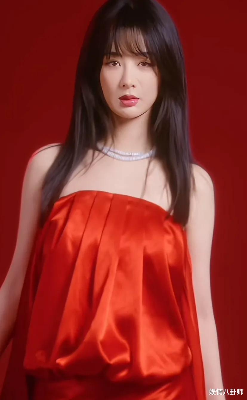 32岁杨紫晒新视频！齐刘海配红色套装时尚感强，评论区却一片吐槽