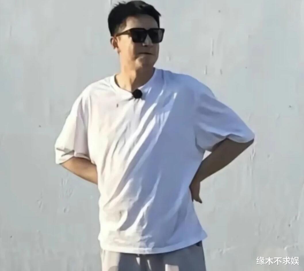 36岁林更新被偶遇，瘦到脱相认不出，腿上全是伤显病态！