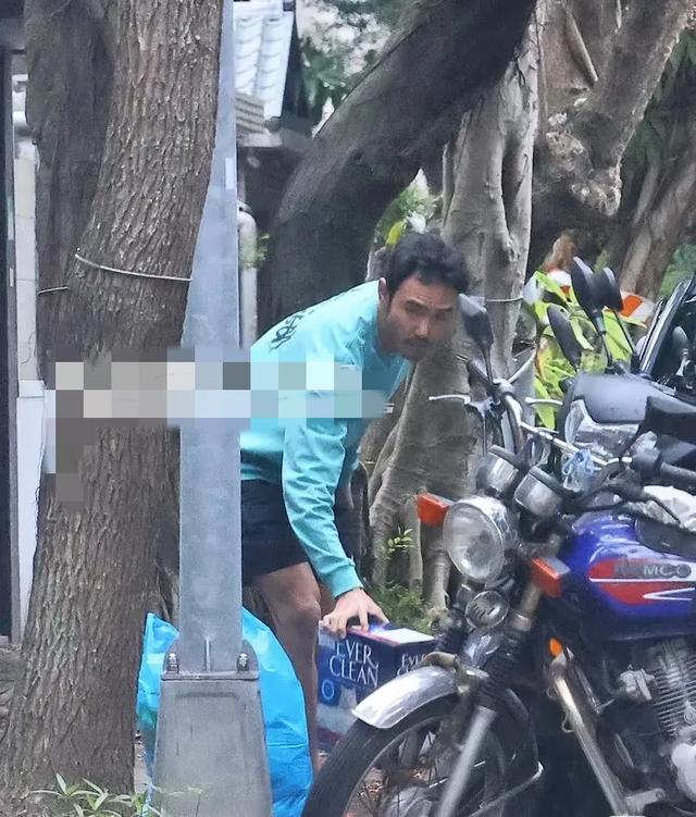 阮经天过年期间被媒体拍到,穿红拖鞋扔垃圾,胡子拉碴偷感十足