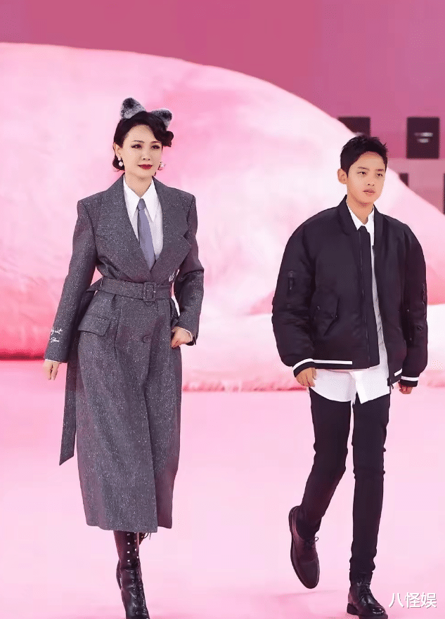 程莉莎儿子近照曝光,身高近一米八,颜值被指完美继承爸妈缺点