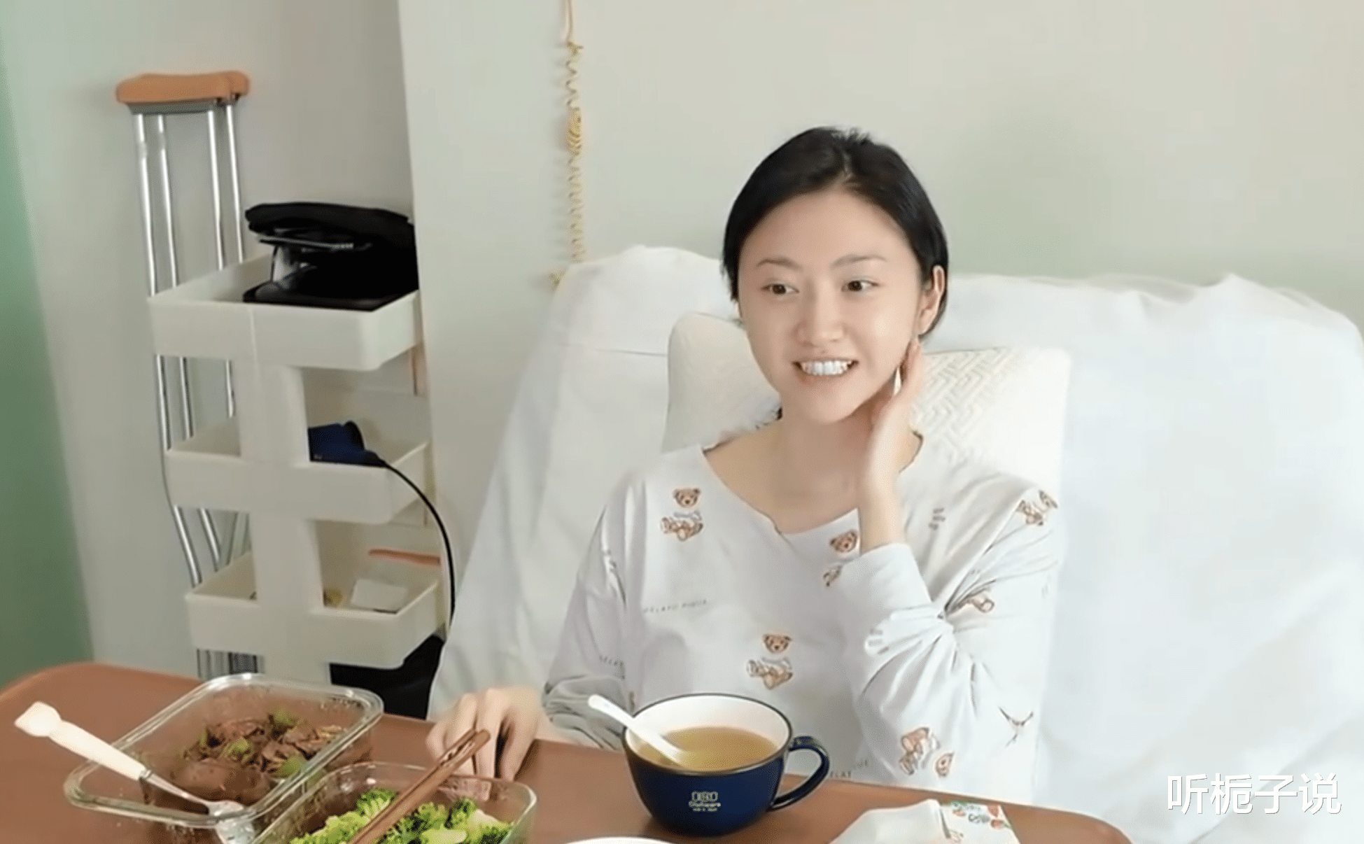 景甜大方承认动手术是真!不施粉黛全程微笑,三周左右恢复工作