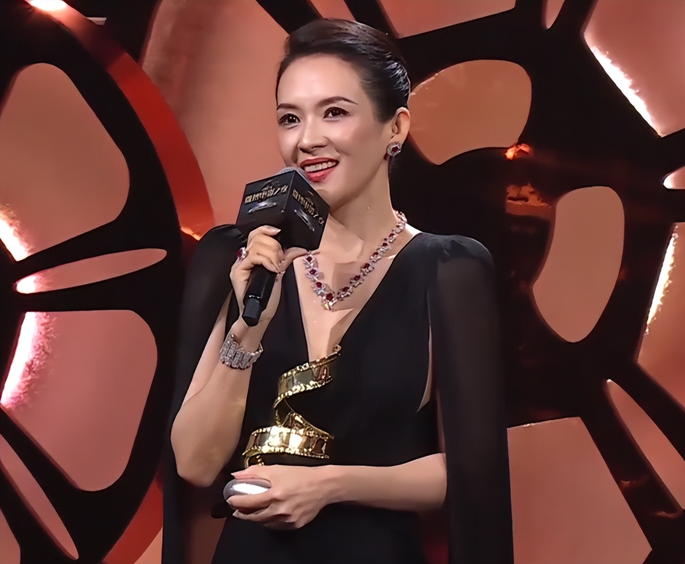 微博电影之夜,被笑不露齿的蒋勤勤惊艳,身材丰满有料艳压群芳