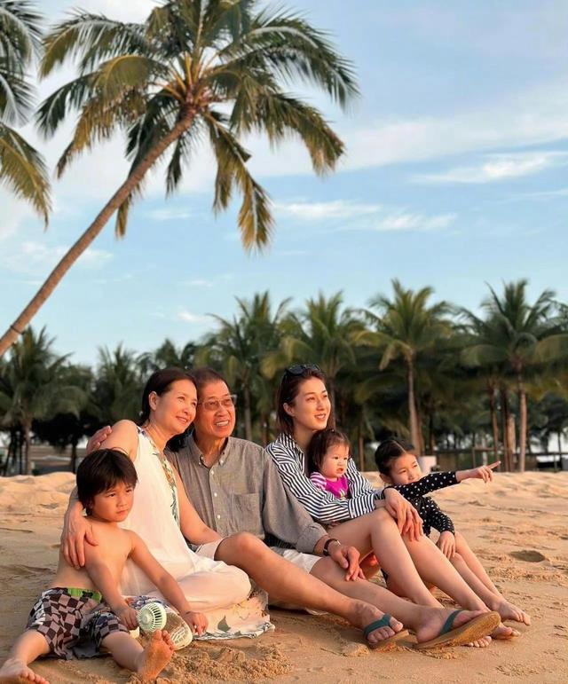 钟嘉欣晒照庆祝40岁生日 与孩子们合影留念