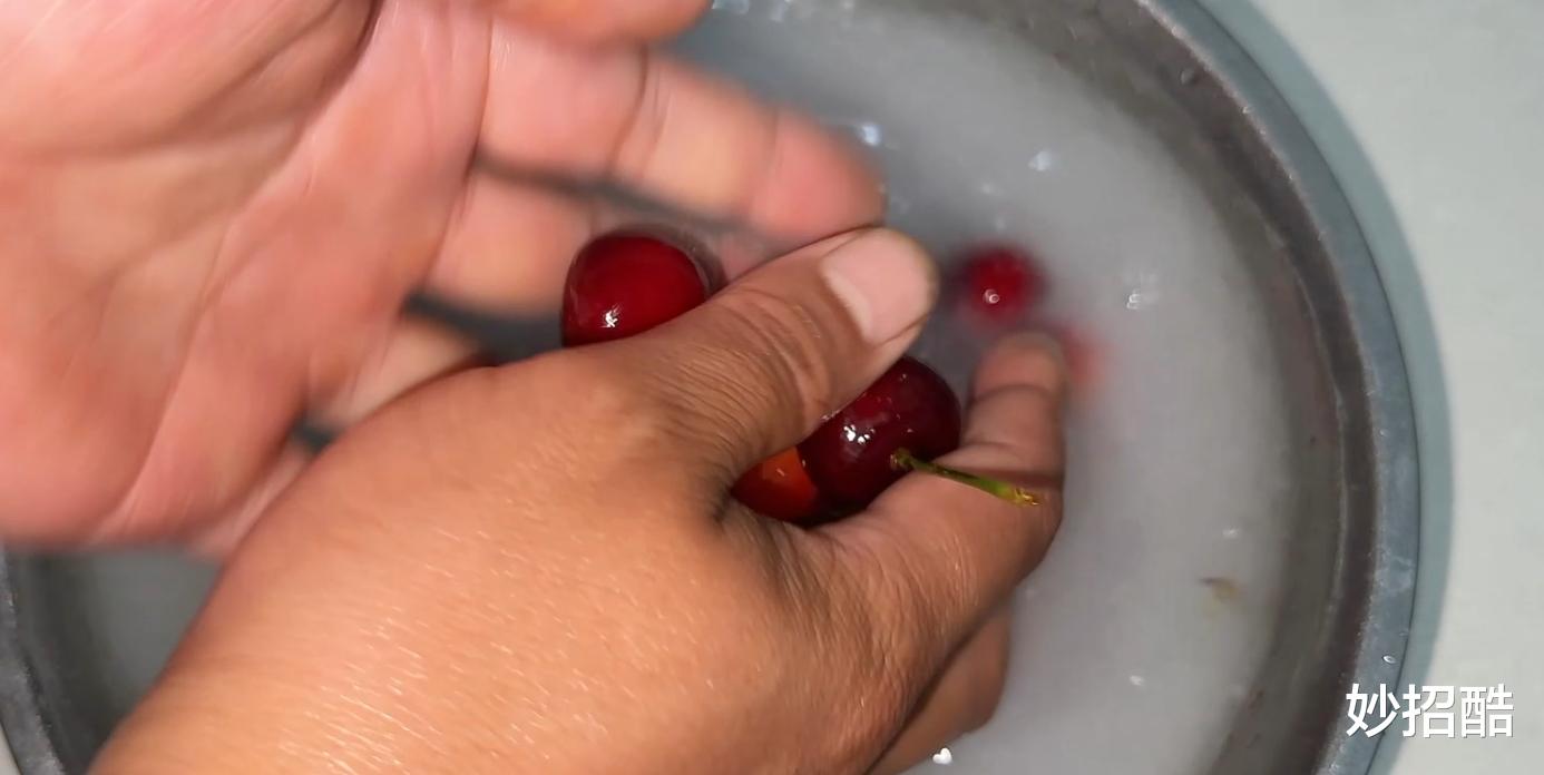 樱桃用盐和清水洗,相当于吃虫卵,教你正确方法,虫子乖乖跑出来