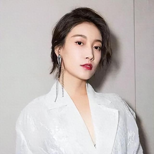 父亲是老戏骨，她长相平平却资源不断，被冯小刚称其低估的星二代